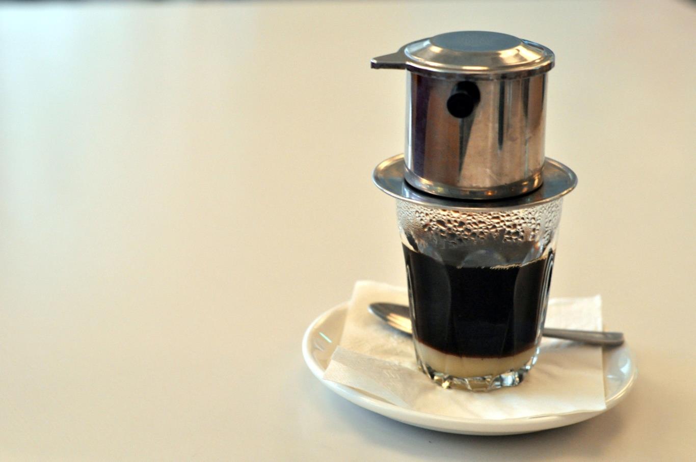 Gu uống cà phê hạt rang pha phin ở Việt Nam